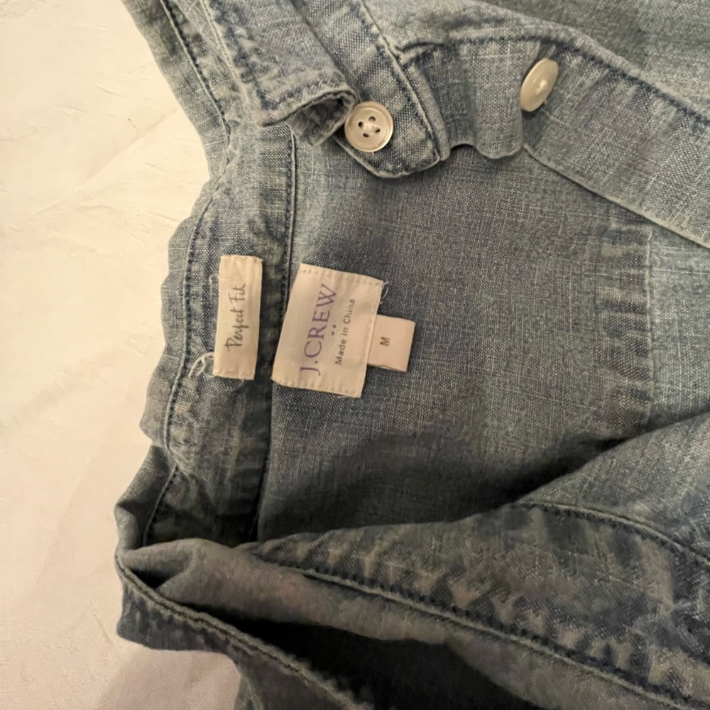 J. Crew Chambray Denim Shirt Women’s Size M Perfect Fit Button Down Cotton Blue